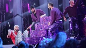 Киркоров рухнул со ступенек на сцене «Новой волны-2025»