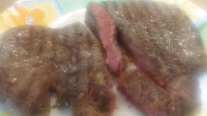Стейк топ-сирлойн. Жарим мясо с "кровью"