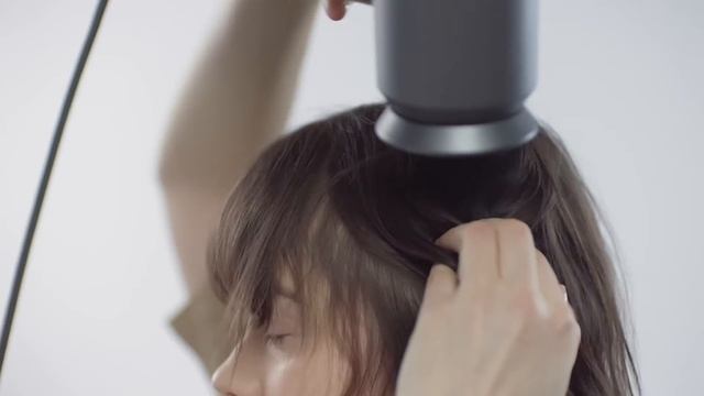5 советов по укладке с помощью насадки для бережного высушивания волос Dyson. Фен Dyson Supersonic™ смотреть онлайн