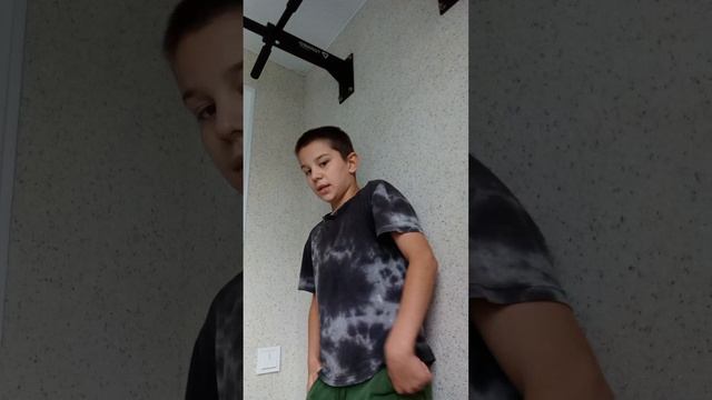 подтягиваюсь каждый день на один раз больше 1 день .