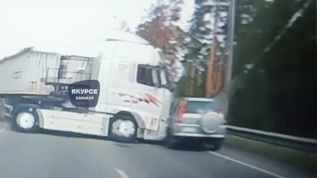 Момент ДТП на шоссе Ленточный бор в Барнауле смотреть онлайн