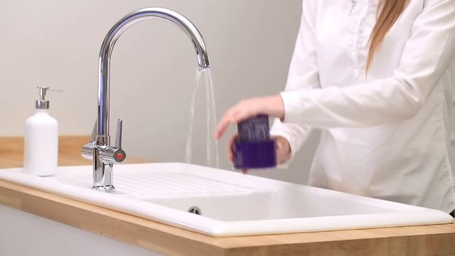 Как промыть фильтр беспроводного пылесоса Dyson Cyclone V10™ смотреть онлайн