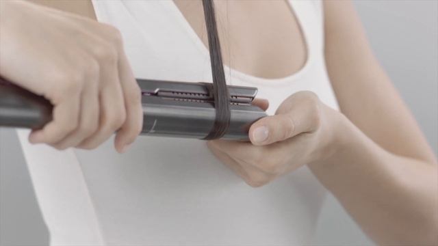 Обучающее руководство Создание мягких волн с помощью выпрямителя для волос Dyson Corrale™ смотреть онлайн