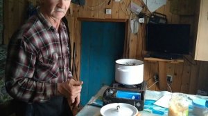Жизнь в Тайге. Готовлю обед. Моё электроснабжение. ( архив )