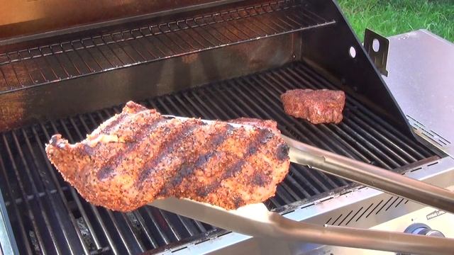 СТЕЙКИ ИЗ СВИНОЙ ШЕИ, ТОМЛЕНЫЕ В ГАЗОВОМ ГРИЛЕ PRIMELINER!) ГОТОВИМ В ДВА ЭТАПА!) смотреть онлайн