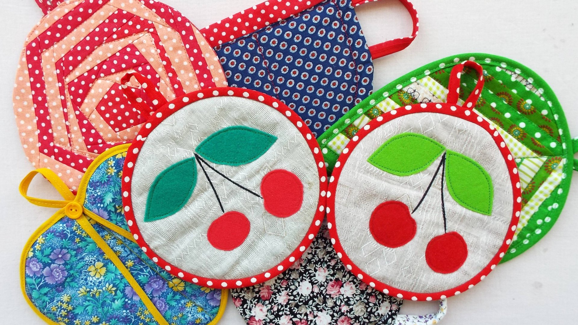 Мастер класс как сшить простые прихватки , без обработки края, нет косой бейки. смотреть онлайн