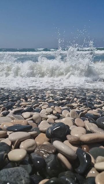 Волны Средиземного моря.