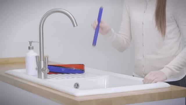 Как мыть насадку с мягким валиком беспроводного пылесоса Dyson V11™ смотреть онлайн