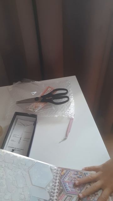 Да Ангелина распаковывает тетрадку