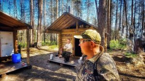 Лесная беседка около таёжной избы.