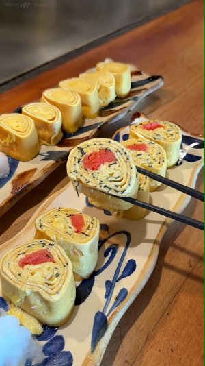 Мастер приготовления омлета в яичном рулете🍳