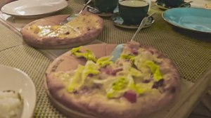 Анапа Сицилия пиццерия кафе. Тайский суп, пицца Цезарь, Сырная пицца. Улица Астраханская, 3. 2025 г.