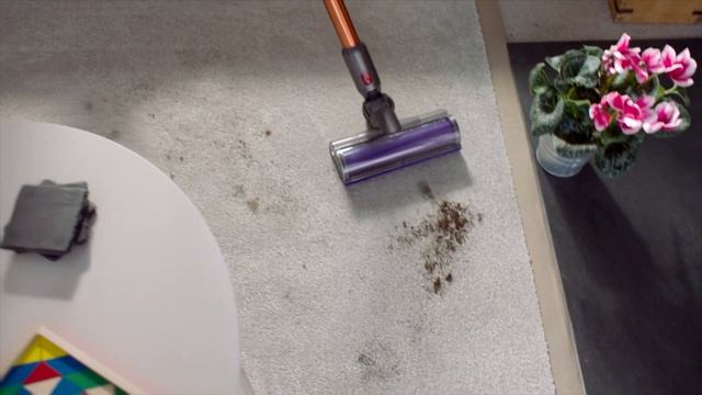 Спроектирован для домов с питомцами. Беспроводной пылесос Dyson Cyclone V10™ смотреть онлайн