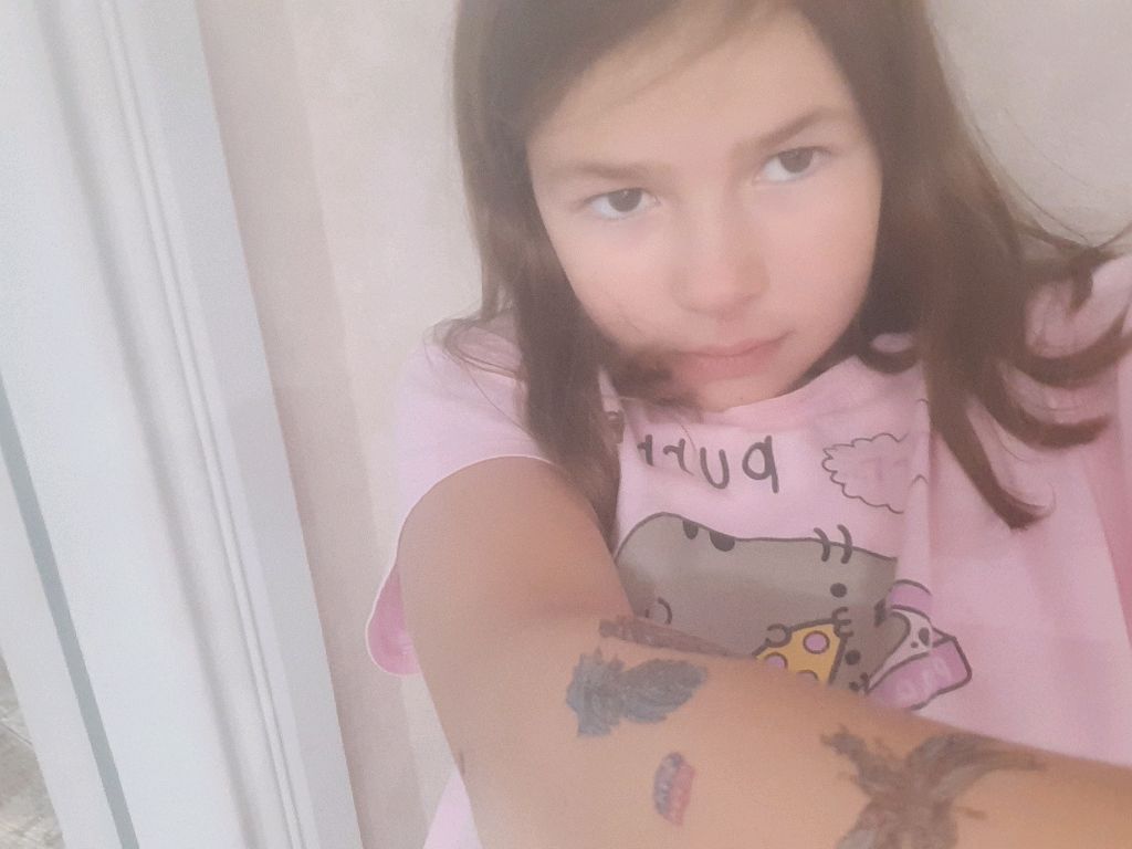 Да Ангелина гуляет по дому с Ариной