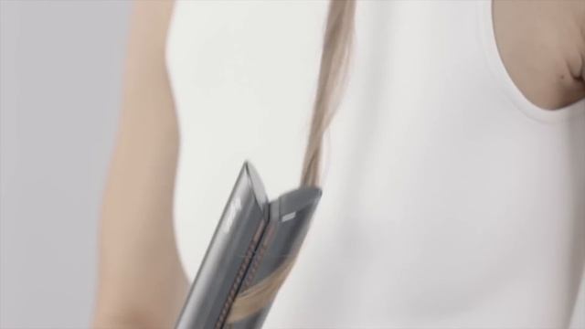 Как завивать волосы с помощью выпрямителя Dyson Corrale™ смотреть онлайн