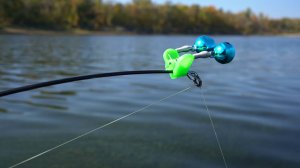 Безумная рыбалка осенью. Эти рыбины разгибают крючки. Ловля на фарватере.