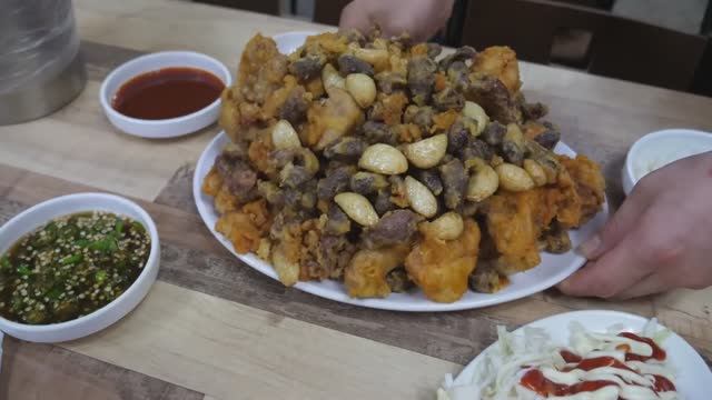 Курица с чесноком, Ddongjip Корейская оригинальная жареная курица смотреть онлайн