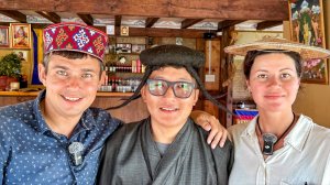 Бутан. Самая изолированная страна мира. Отношение к туристам, Культ короля и Министерство счастья