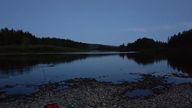 Лодка идёт по реке ночью