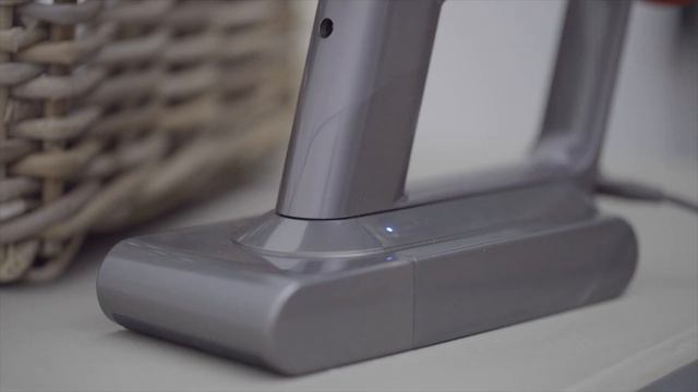 Как зарядить беспроводной пылесос Dyson V11™ смотреть онлайн