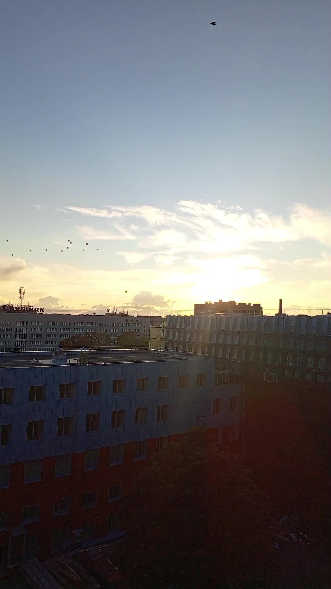 воздушные шары в небе. над Петербургом. смотреть онлайн