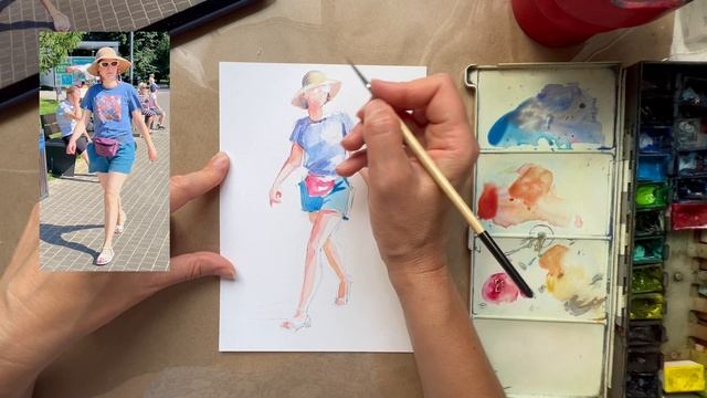 Девушка в шляпе и шортах