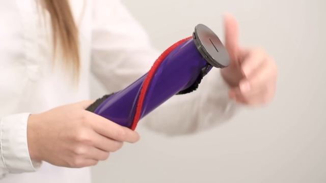 Как почистить насадку с прямым приводом беспроводного пылесоса Dyson Cyclone V10™ смотреть онлайн