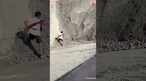 Строительство, разгрузка баржи со щебнем