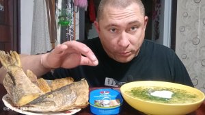 мукбанг/обжорыч/еданакамеру/суп с клётсками,консерва скумбрия, жареная щука/