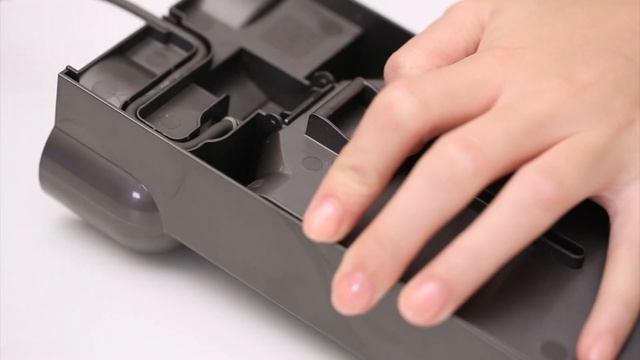 Как установить док-станцию для беспроводного пылесоса Dyson Cyclone V10™ смотреть онлайн