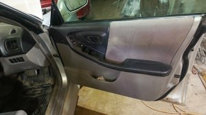 как снять переднюю правую обшивку двери Субару Форестер 2002 год