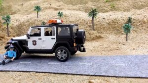 Как игрушечный грузовик пересекает мост? Забавные игрушечные машинки