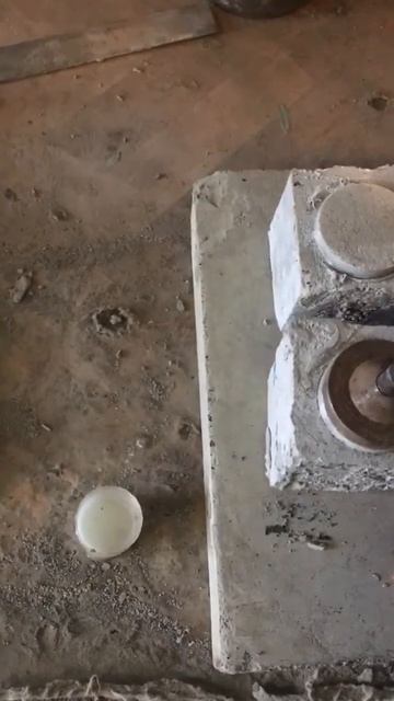 Подготовка к испытаю плиточного клея на адгезию к основанию бетона.