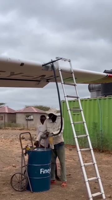 Как заправляют самолеты посреди африканской пустыни? #факты