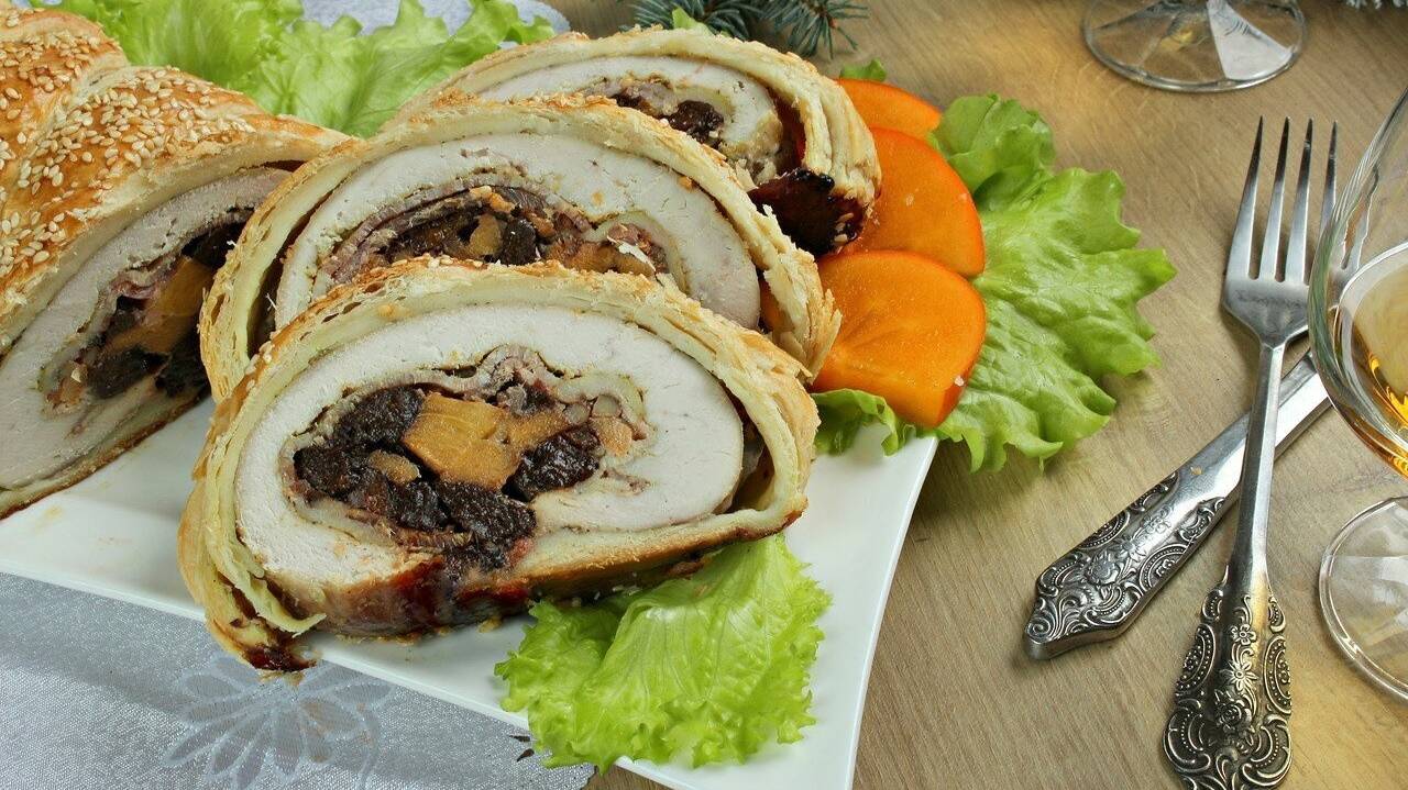 Вкусный мясной рулет из свинины с черносливом и курагой на сковородке смотреть онлайн