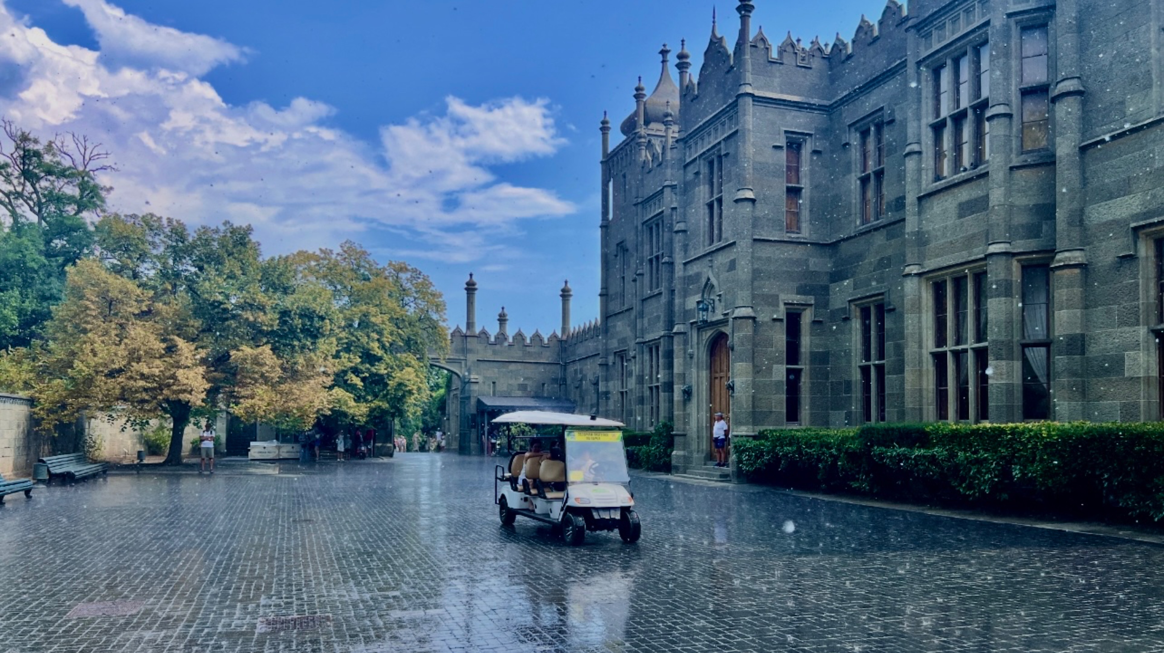 Воронцовский дворец. Город Алупка. Ливень в Крыму на южном побережье . смотреть онлайн