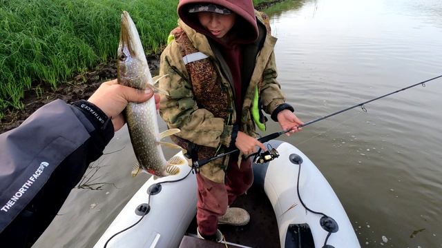 С сыном на рыбалке, ловим щуку !!!