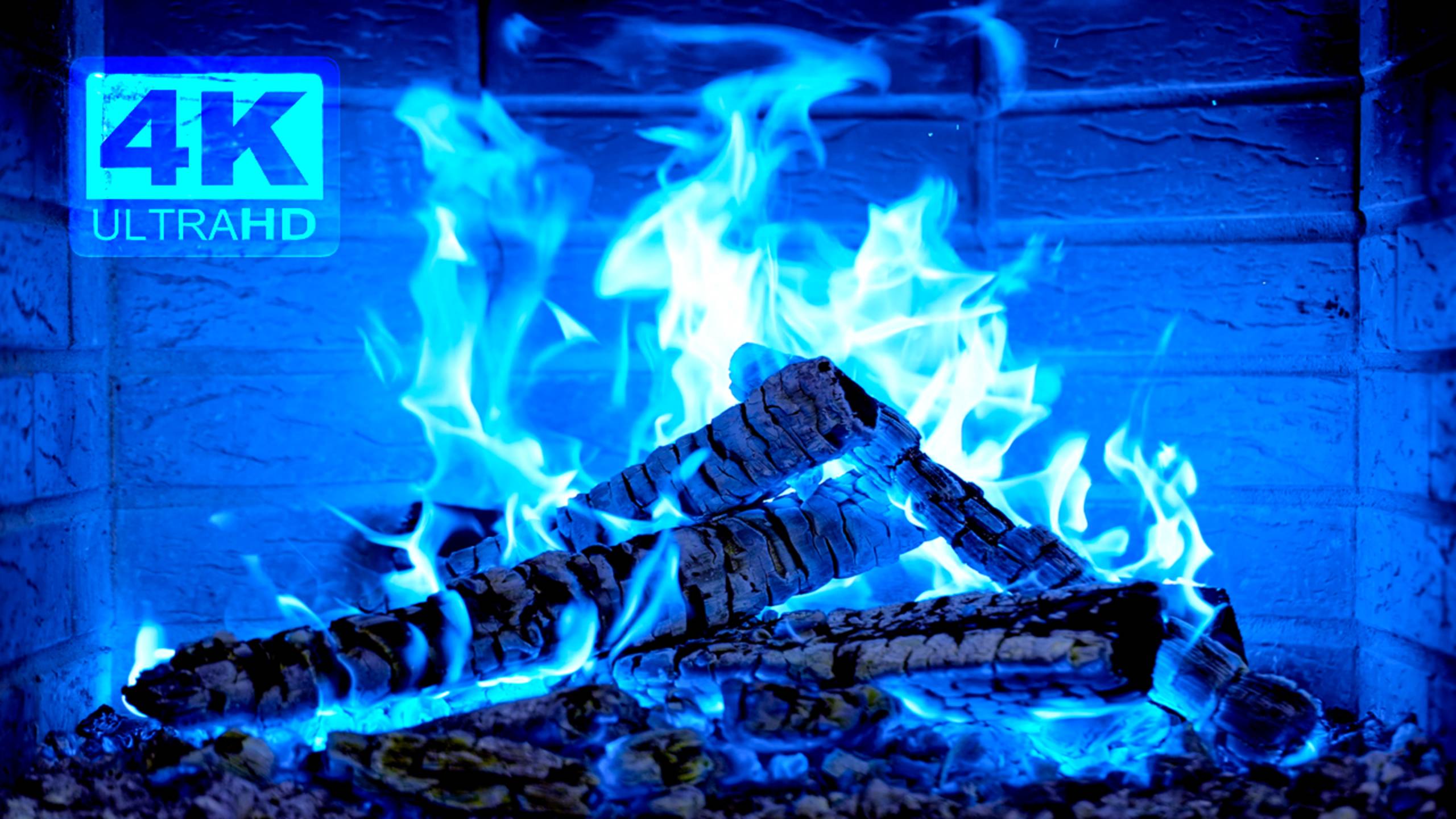 Blue Fireplace 4K 🔥 Синий огонь в камине со звуками треска дров смотреть онлайн