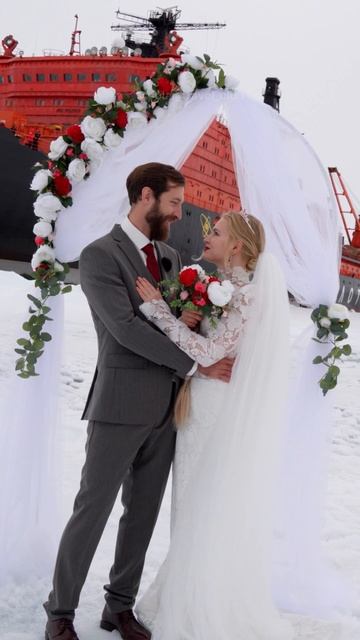 Капитан атомного ледокола поженил пару на Северном полюсе