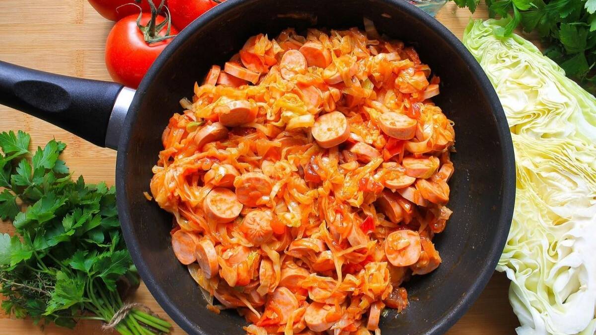 Тушёная капуста с картофелем и сосисками — рецепт смотреть онлайн