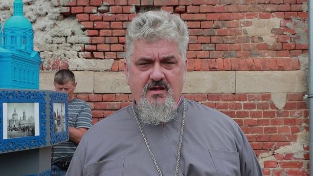 На территории воскресного рынка установили макет Вознесенского храма.