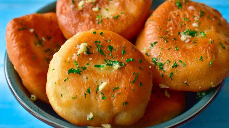 Пампушки с чесноком на сковороде смотреть онлайн