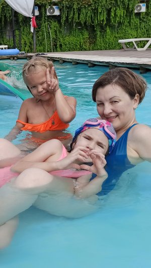 Смотри папа!!! Е - хооо!!! В А теперь Василиса - в бассейне термального комплекса Аква Тоника.