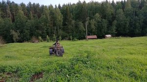 Трицикл . Как легко она крутит рулём .