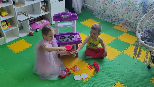 Готовьтесь к взрыву эмоций!💥 Распаковываем ДЕТСКУЮ КУХНЮ! 👶🍳 смотреть онлайн