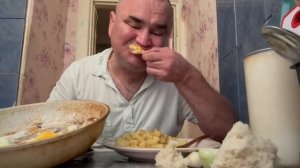 МУКБАНГ/ЖАРЕННАЯ КАРТОШКА/ЯИЧНИЦА/КВАШЕНАЯ КАПУСТА/МОЛОКО