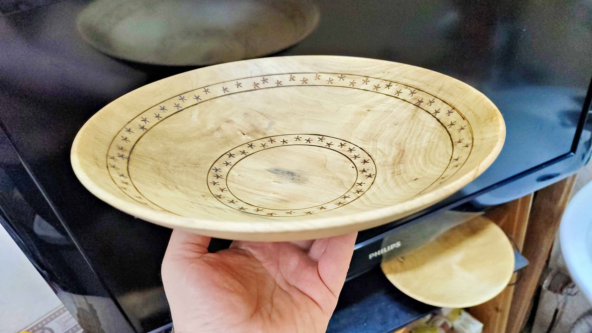 Тарелочка из ивы выточена твёрдосплавными самодельными резцами. смотреть онлайн