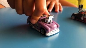 Марк находит потерянные игрушечные машинки на пляже