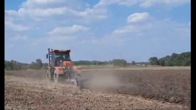 Плуг в работе ПЛН-6-35 Полунавесной с предплужниками! от завода Вятка-АгроДизель смотреть онлайн