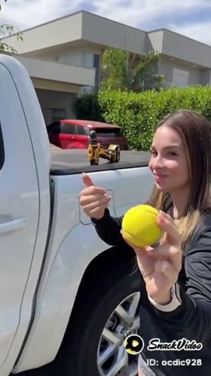 Лайфхак Как открыть машину с помощью бейсбольного мяча